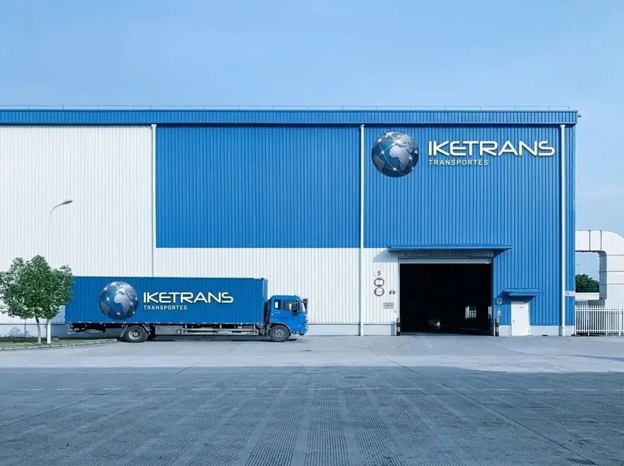 Caminhão da IKETRANS em terminal de carga